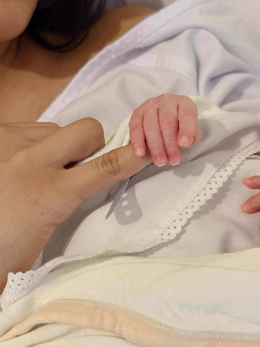 Erika Carlina Melahirkan Anak Laki-laki, Diberi Nama Andrew Raxy Neil