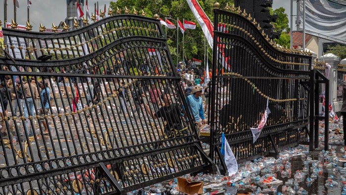 Bupati Pati Sudewo Dilempari Botol dan Sepatu di Depan Pendopo, Aksi Berujung Ricuh