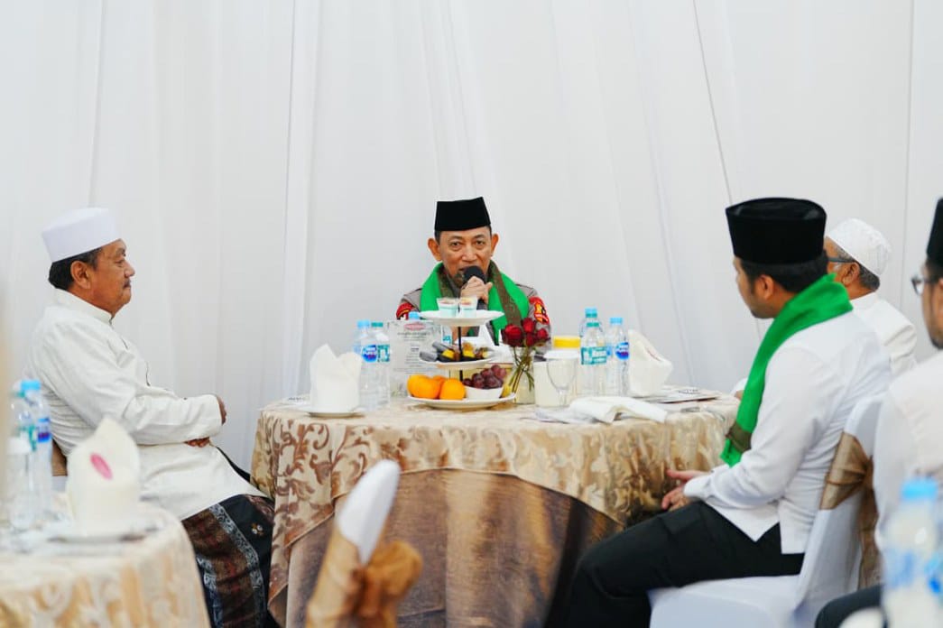 Disambut 5.000 Santri, Kapolri Kunjungi Ponpes Langitan Tuban dan Beri Santunan