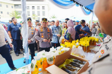 Dukung Ketahanan Pangan, Kapolri Salurkan Sembako Murah dan Layanan Kesehatan Gratis di Kalsel