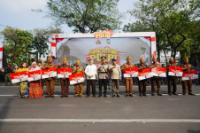 Hari Juang Polri: Kapolri Resmikan Patung M Jasin dan Berikan Santunan Veteran