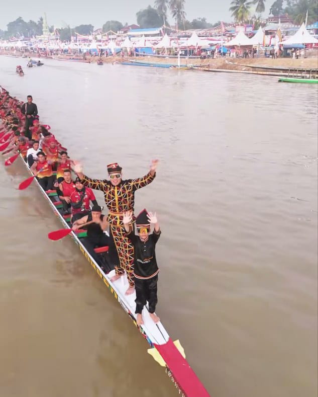 Viral! Aisar Khaled Meriahkan Pacu Jalur, Rela Basah-basahan hingga Menari di Atas Perahu