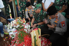 Kapolda Metro Irjen Asep Edi Suheri Berduka di TPU Karet Bivak, Tegaskan Anggota Pelanggar Akan Ditindak Tegas