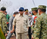 Prabowo Turun Langsung Tinjau Karhutla di Kalimantan 