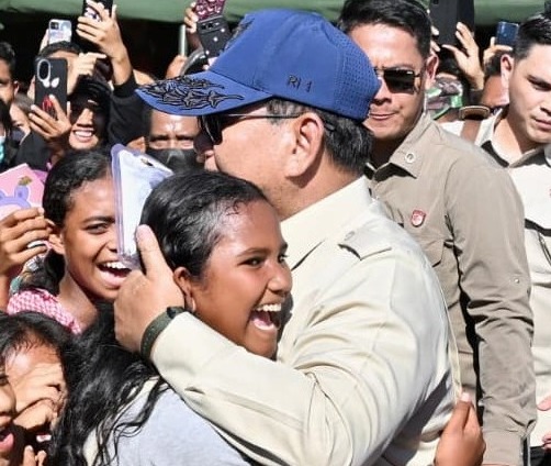 Dari Tangan Prabowo ke Tangan Anak-anak, Ada Momen Hangat di Pengungsian Nagekeo