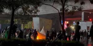 Situasi Jakarta Belum Sepenuhnya Kondusif, Massa Bertahan hingga Dini Hari