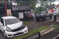 Tak Beri Jalan, Aksi Pengemudi Brio Hadapi Mobil Lawan Arus Jadi Sorotan