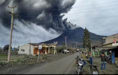         Sinabung Kembali Erupsi, Kolom Abu Menjulang hingga 3,5 Kilometer