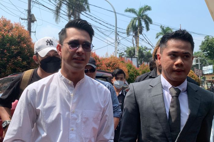 Hadapi Sidang Cerai, Eza Gionino Fokus pada Perdamaian