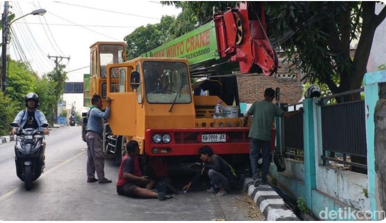 Truk Crane Seruduk Sejumlah Pemotor di Lampu Merah Solo, Diduga Rem Blong
