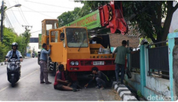 Truk Crane Seruduk Sejumlah Pemotor di Lampu Merah Solo, Diduga Rem Blong