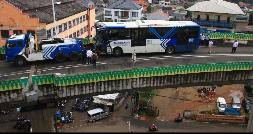 Dua Bus TransJakarta Tabrakan di Pancoran, Penumpang Dievakuasi ke Halte Tegal Parang