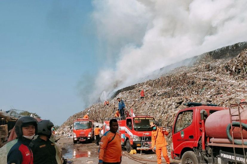 Kebakaran Besar di TPA Putri Cempo, Puluhan Mobil Damkar Dikerahkan
