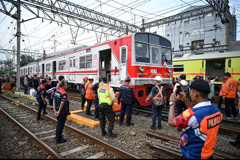 KRL Anjlok Saat Masuk Stasiun Jakarta Kota, Penumpang Aman dan Operasional Berangsur Normal