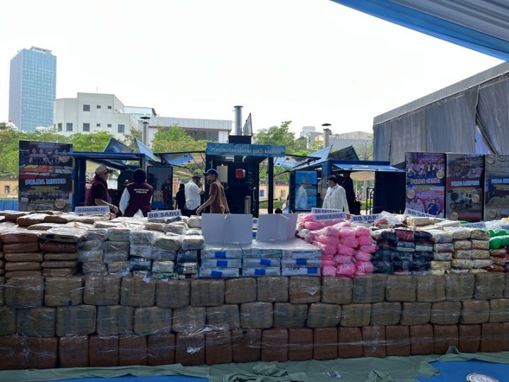 Prabowo Saksikan Pemusnahan 2,1 Ton Narkoba di Mabes Polri: Komitmen Tegas Perangi Narkotika