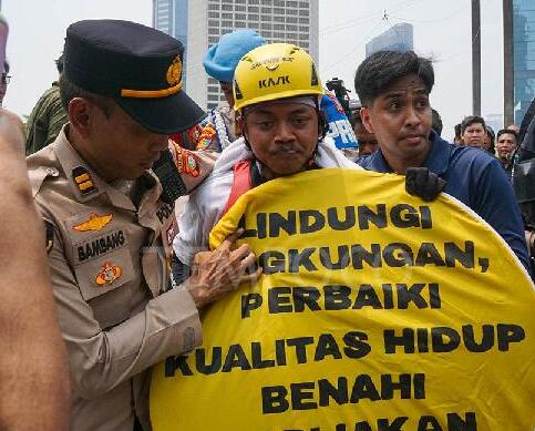 Enam Aktivis Greenpeace Dibebaskan Usai Bentangkan Spanduk Protes di Bundaran HI