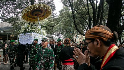 Tradisi Udik-Udik Warnai Perpisahan Terakhir PB XIII