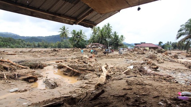 Eks Siklon Tropis Senyar melemah, namun potensi hujan lebat dan cuaca ekstrem masih perlu diwaspadai dalam beberapa hari ke depan.
