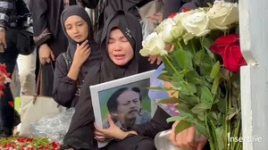 Suasana Haru Pemakaman Epy Kusnandar Di TPU Jeruk Purut Diiringi Isak Tangis Keluarga
